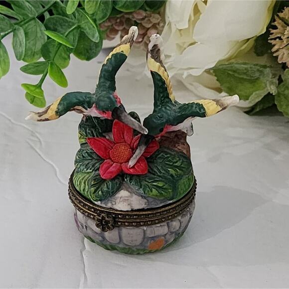 Gorgeous‎ Porcelain Limoges Style Hummingbird Trinket jewelery Box - Picture 1 of 6